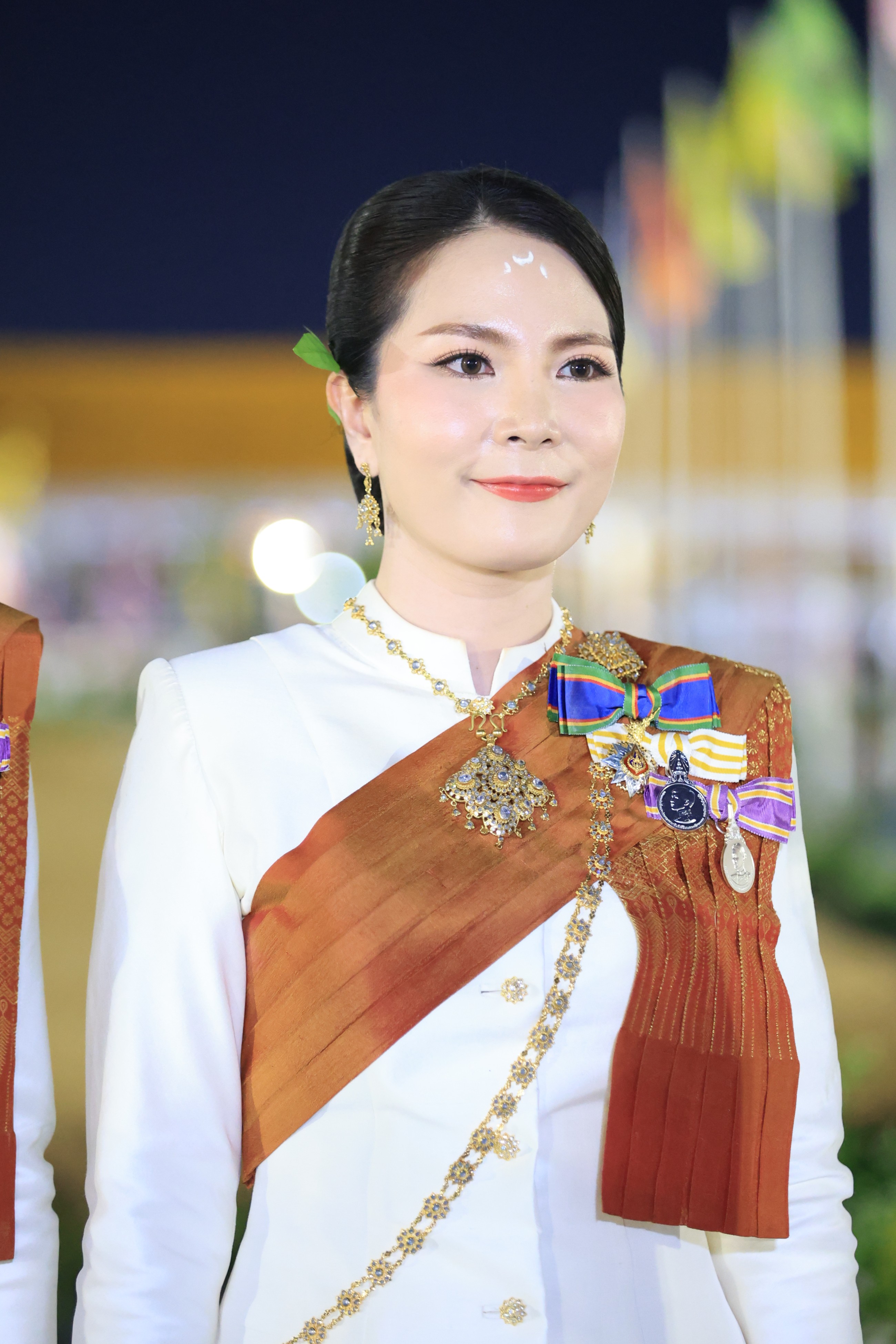 title - ปลัดเกษตรฯ ผู้ทำหน้าที่พระยาแรกนา พร้อมด้วยเทพีคู่หาบทองและเทพีคู่หาบเงิน ทำพิธีล้างมือพระยาแรกนา และเจิมหน้าพระโค